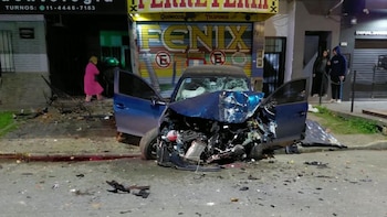 Tragedia en Quilmes: una mujer perdió el control del auto, chocó brutalmente contra un comercio y murió