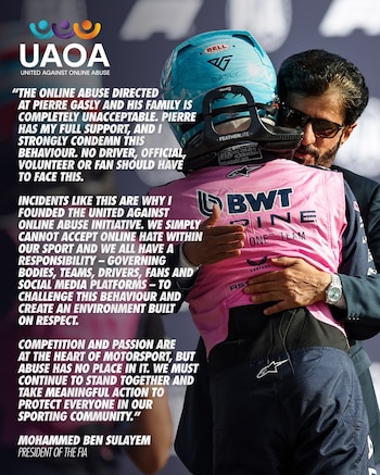 Mohammed Ben Sulayem abraza al piloto Pierre Gasly con casco azul y traje rosa junto a un comunicado de la iniciativa UAOA