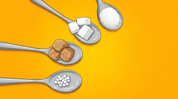 Cuatro cucharas sobre fondo naranja vibrante. Contienen azúcar granulada, cubos de azúcar blanco, cubos de azúcar moreno y pastillas de edulcorante.