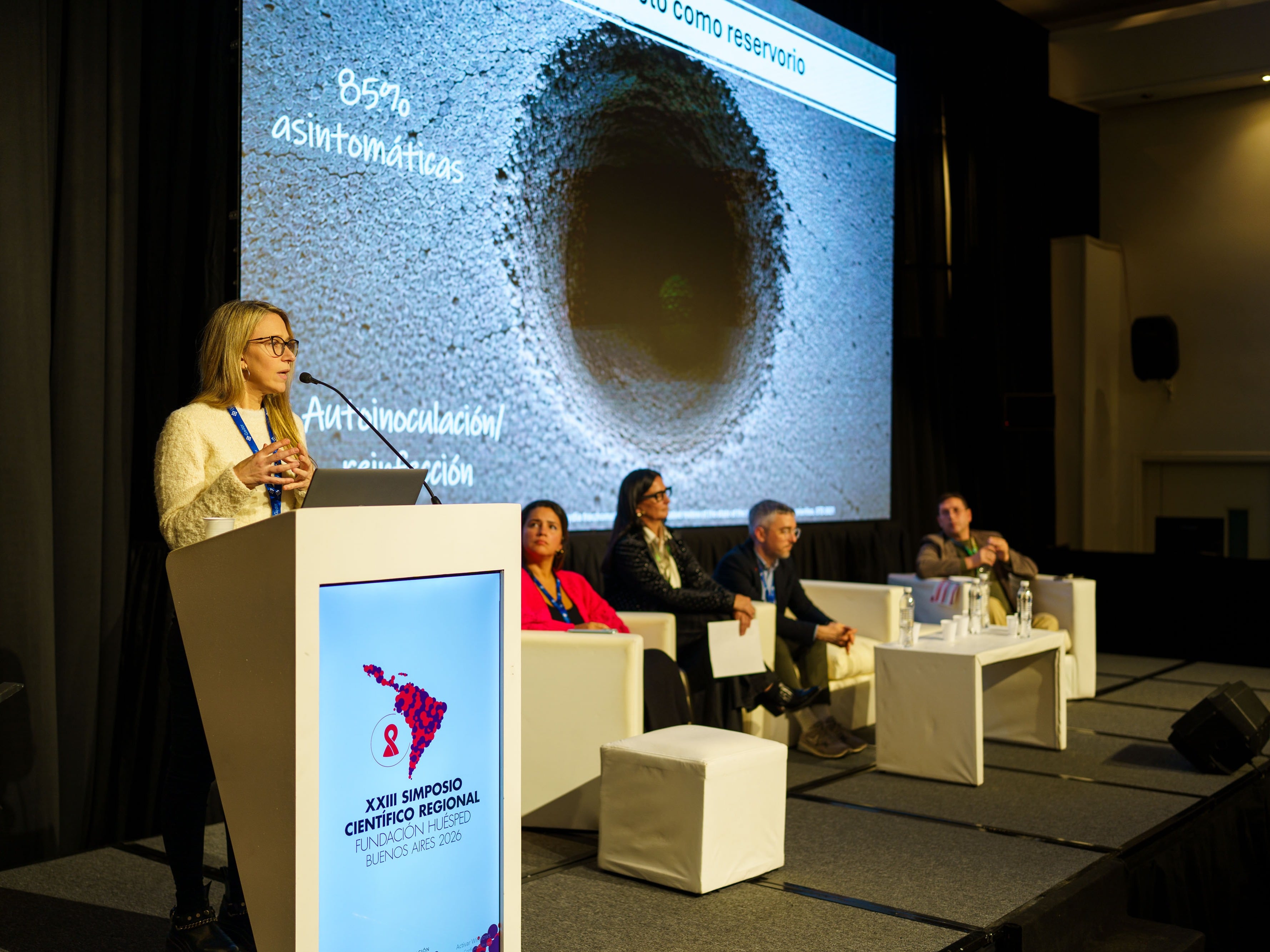 Otro de los rasgos salientes del programa fue la convivencia entre discusiones de frontera científica y conversaciones sobre obstáculos muy concretos del sistema de salud