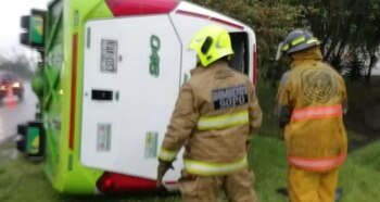 Bomberos Oficiales de Bogotá reportó un bus volcado en inmediaciones de la hacienda Hatogrande en Bogotá