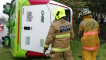 Lluvia en Bogotá: un bus se volcó cerca de la hacienda presidencial Hatogrande