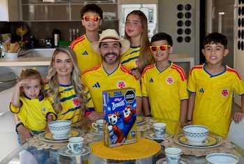 La familia se mostró durante la campaña utilizando la camisa de la selección Colombia - crédito Abelardo de la Espriella / Instagram
