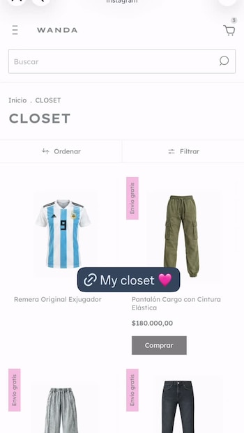 Captura de pantalla de un sitio web de ropa donde aparece una camiseta blanca y celeste con el número 9 y un pantalón cargo verde