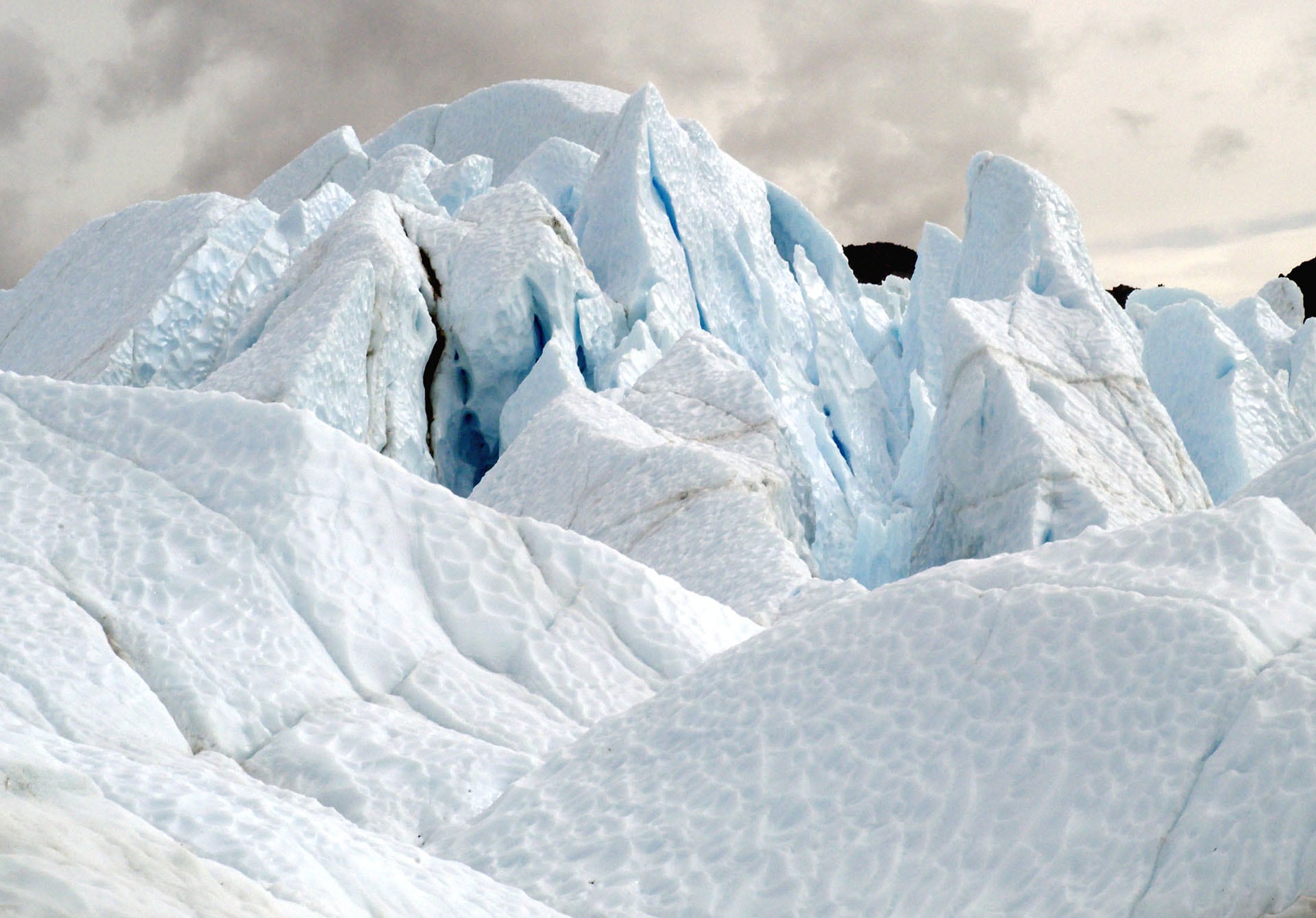 El hallazgo respaldó teorías que vinculan la placa subducida de Yakutat con la sismicidad y la actividad volcánica del centro-sur de Alaska (Grosby Group)