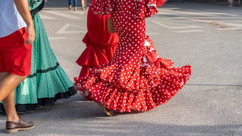 Varias mujeres caminan vestidas con