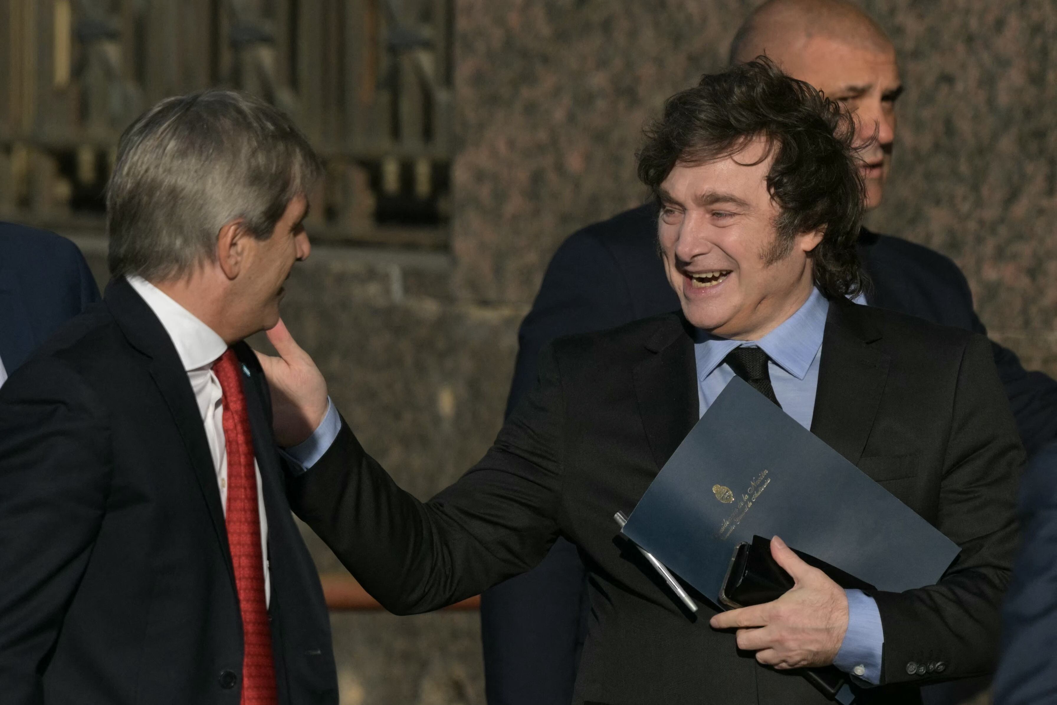 Luis Caputo junto a Javier Milei (AFP)