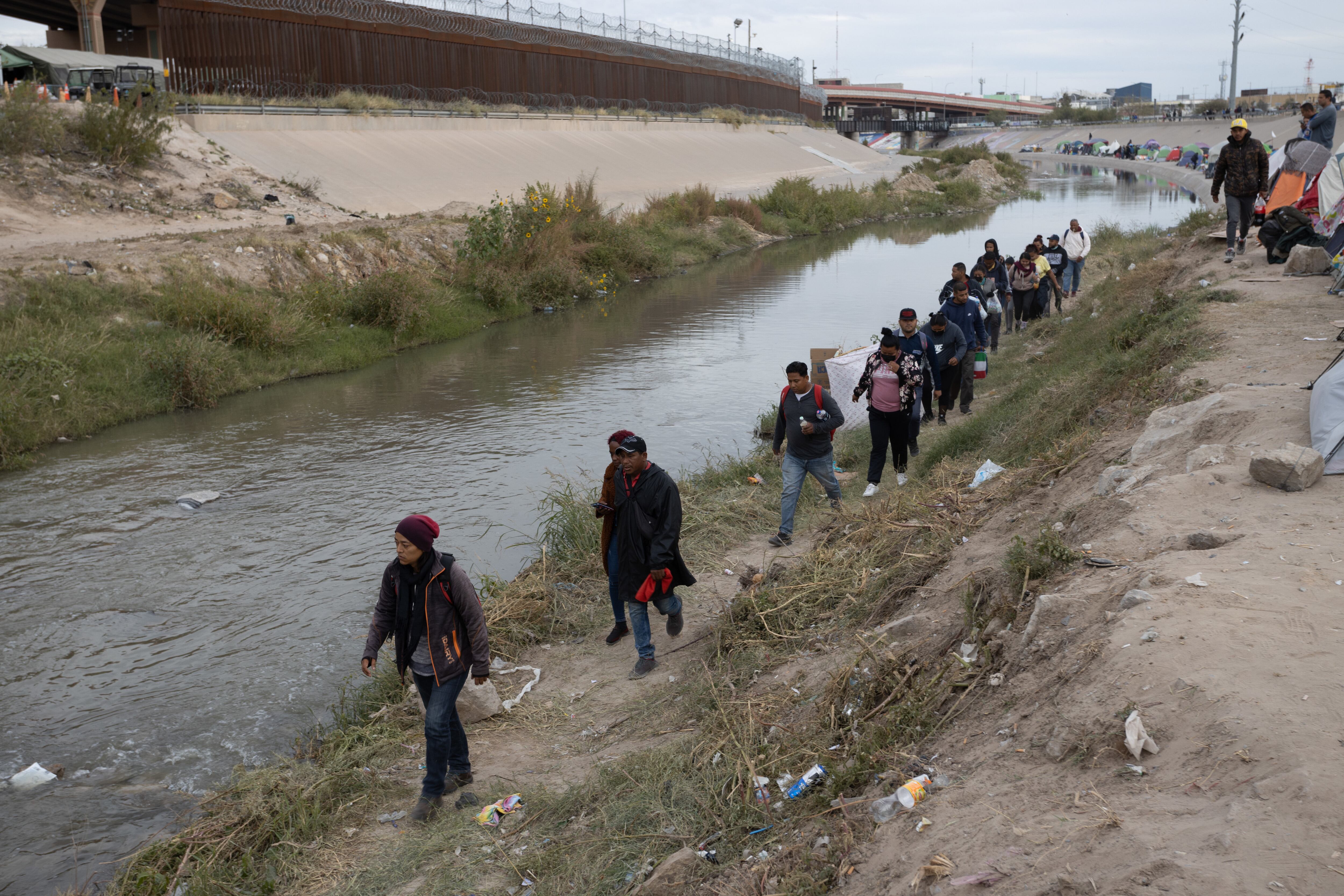 Cientos de migrantes cruzan la frontera en Ciudad Juárez, Chihuahua, para solicitar asilo humanitario en Estados Unidos. Un juez federal prohíbe a Estados Unidos seguir expulsando migrantes a México en virtud del Título 42. Europa Press/Contacto/David Peinado