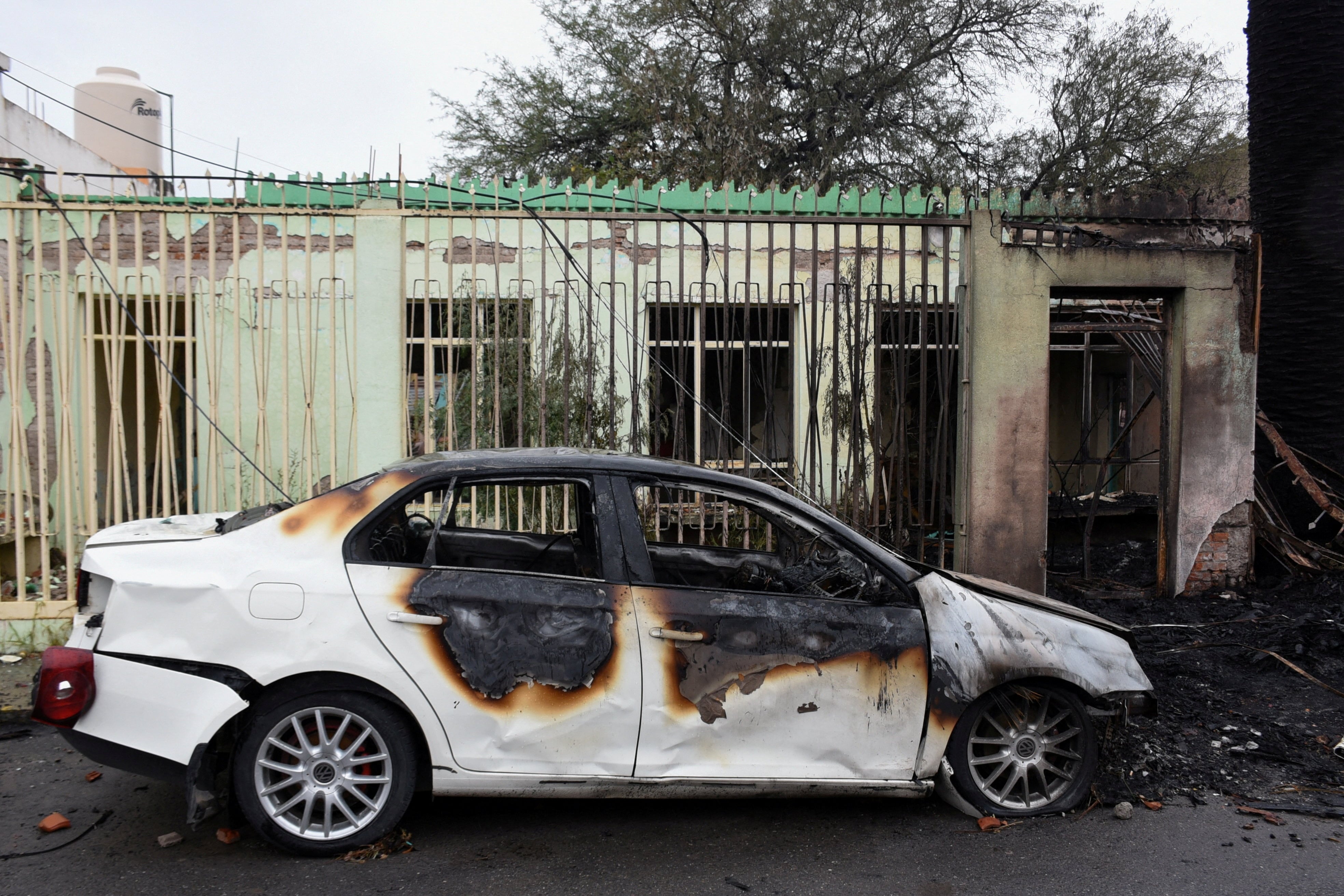 FOTO DE ARCHIVO: Un vehículo dañado cerca de la sede de la policía municipal tras la explosión de un coche bomba frente a la comisaría la noche anterior, suceso que dejó varias personas heridas según medios locales, en Ojocaliente, estado de Zacatecas, México. August 31, 2026. REUTERS/Edgar Chavez/File Photo