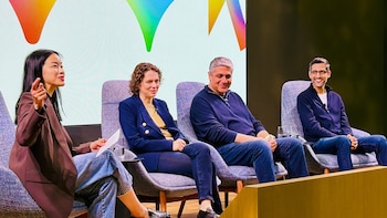 Lily Lin, Liz Reid, Koray Kavukcuoglu y Sundar Pichai en Mountain View