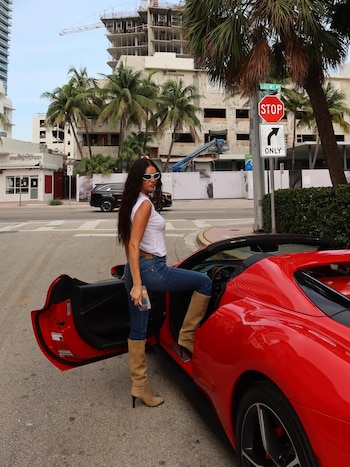 El contraste entre el Ferrari rojo y los tonos fríos del look generó una potente tensión visual