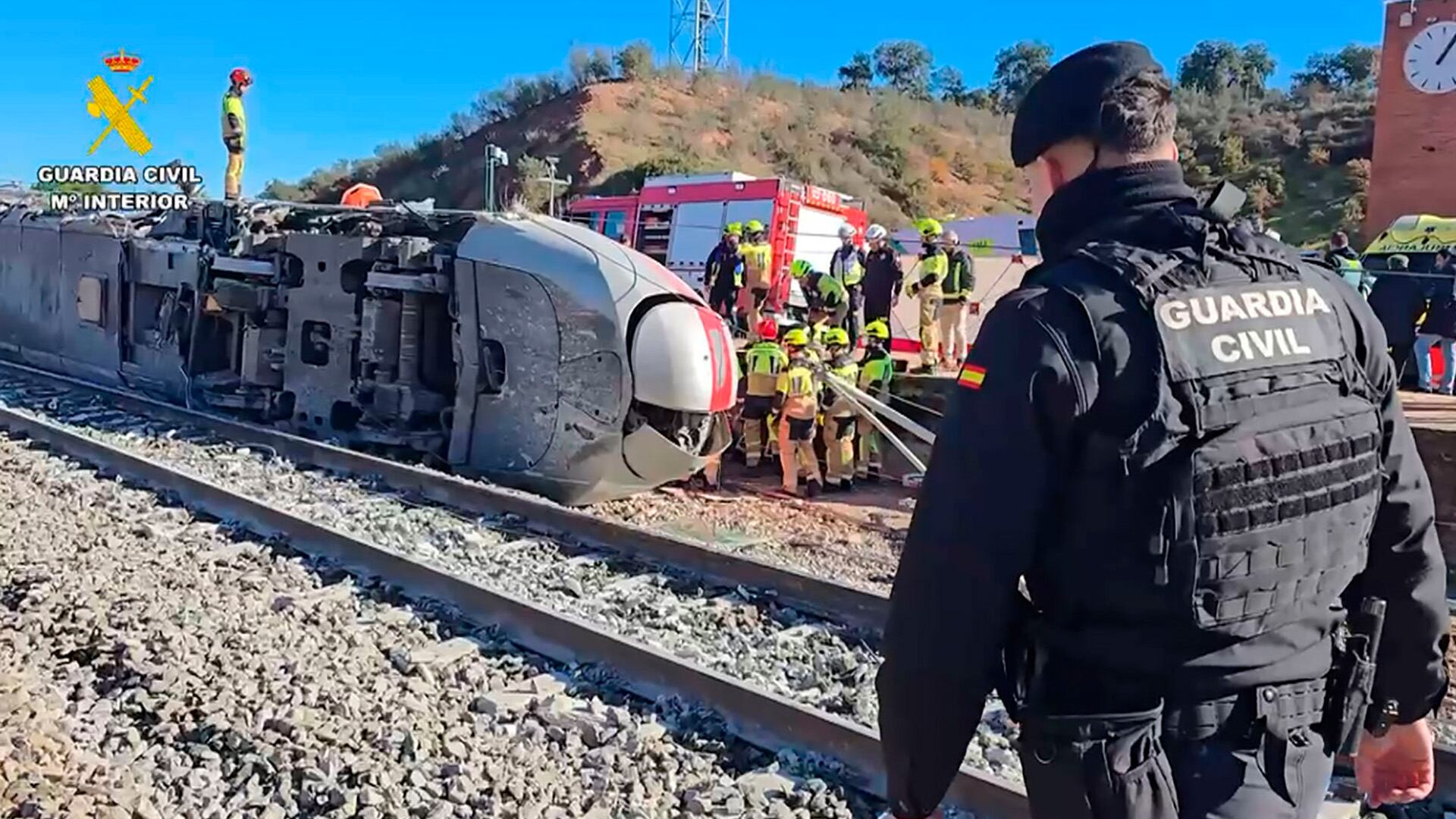 Un agente de la Guardia Civil en el lugar del accidente ferroviario en Córdoba (Guardia Civil/EFE)