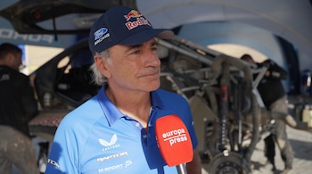 01/10/2026 Rally.- Carlos Sainz: "Sería una faena que no hubiera Dakar, sobre todo para mí porque ya se van agotando las opciones".
El piloto español de 'rally-raid' Carlos Sainz (Ford) reconoció este jueves que sería "una faena" que no se celebrara el Rally Dakar 2027, ya que su desarrollo, previsto del 1 al 15 de enero, está en el aire por el conflicto en Oriente Medio, "sobre todo" en el caso del madrileño, porque "ya se van agotando las opciones".
DEPORTES