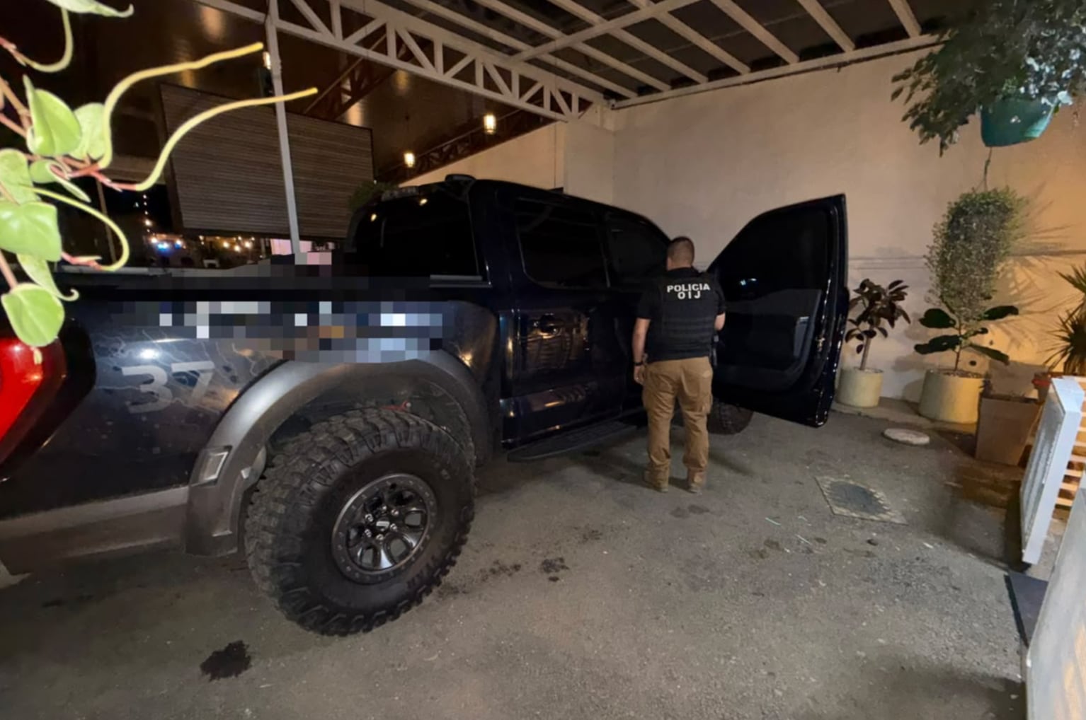 Entre los vehículos localizados por las autoridades destacan una Ford Raptor, un Range Rover y motocicletas de alta gama, incluida una Ducati valorada registralmente en ₡18 millones. Crédito: OIJ