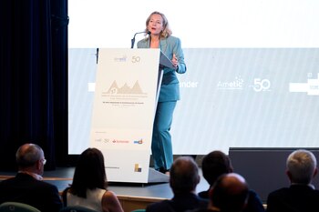 La vicepresidenta primera del Gobierno en funciones, Nadia Calviño, interviene durante un encuentro económico. (Juanma Serrano/Europa Press)