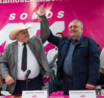 CIUDAD DE MÉXICO, 15JULIO2026.- Integrantes de Somos México ofrecieron una rueda de prensa para anunciar la adhesión de Julián LeBarón al proyecto político, quien manifestó su intención de participar en el proceso por la gubernatura de Chihuahua. En la imagen: Julián LeBarón, Guadalupe Acosta, presidente nacional de Somos México; Mónica LeBarón, Romeyno Gutiérrez, Alejandra Molina, secretaria de Inclusión; Marisol Proaño Monárez, Víctor Vega y Johan Neufeld. FOTO: ESTRELLA JOSENTO/CUARTOSCURO.COM