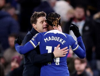 Mauricio Pochettino se abraza con Noni Madueke, quien convirtió el gol de la victoria del Chelsea (REUTERS/David Klein)
