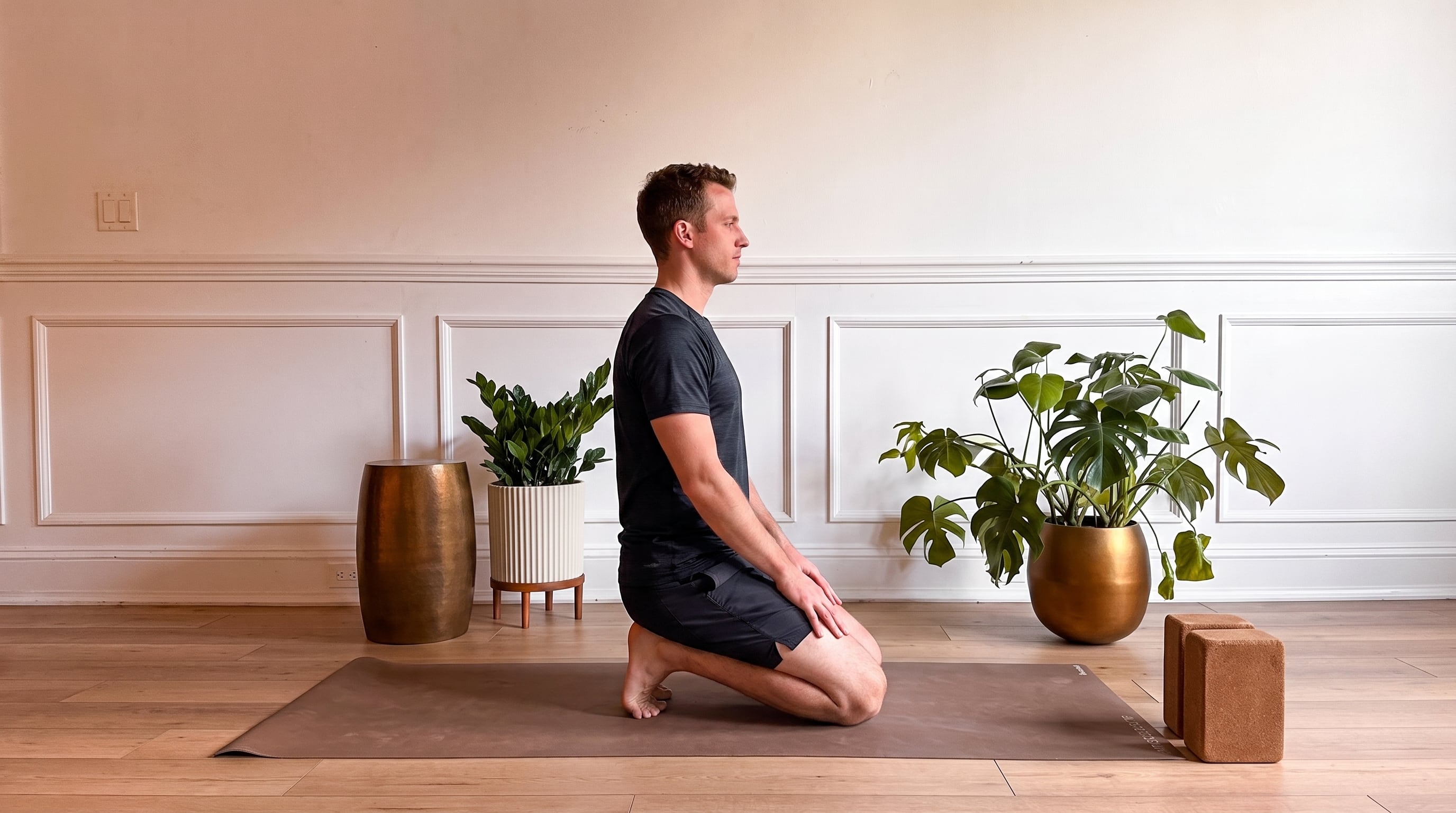 Padangusthasana apunta a estimular pies y pantorrillas desde un apoyo firme sobre los dedos. (Imagen Ilustrativa Infobae)