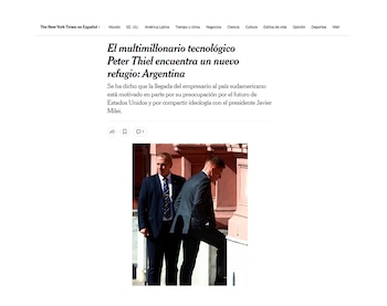 Peter Thiel, un hombre blanco, en traje oscuro subiendo un escalón hacia un edificio rosado, acompañado por otro hombre en traje oscuro