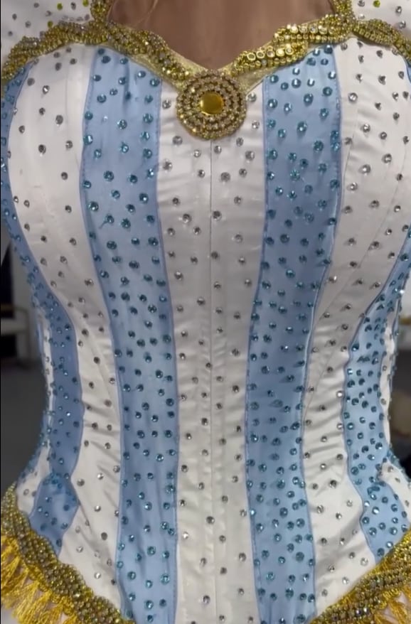 El diseñador creó el vestido de Lionel Messi para la representante de Argentina en Miss Mundo 2026 (Aurelio Martínez)