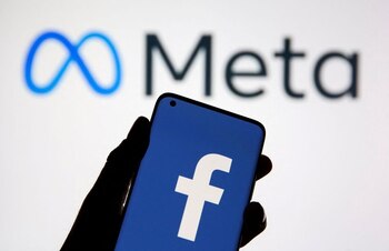 FOTO DE ARCHIVO: El logotipo de Facebook en la pantalla de un teléfono móvil frente al logotipo de su empresa matriz Meta en est imagen de ilustración tomada el 28 de octubre de 2021. REUTERS/Dado Ruvic