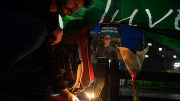 La muerte del Indio Solari: banderazos y “misas ricoteras” en plazas de todo el país despiden al ídolo popular