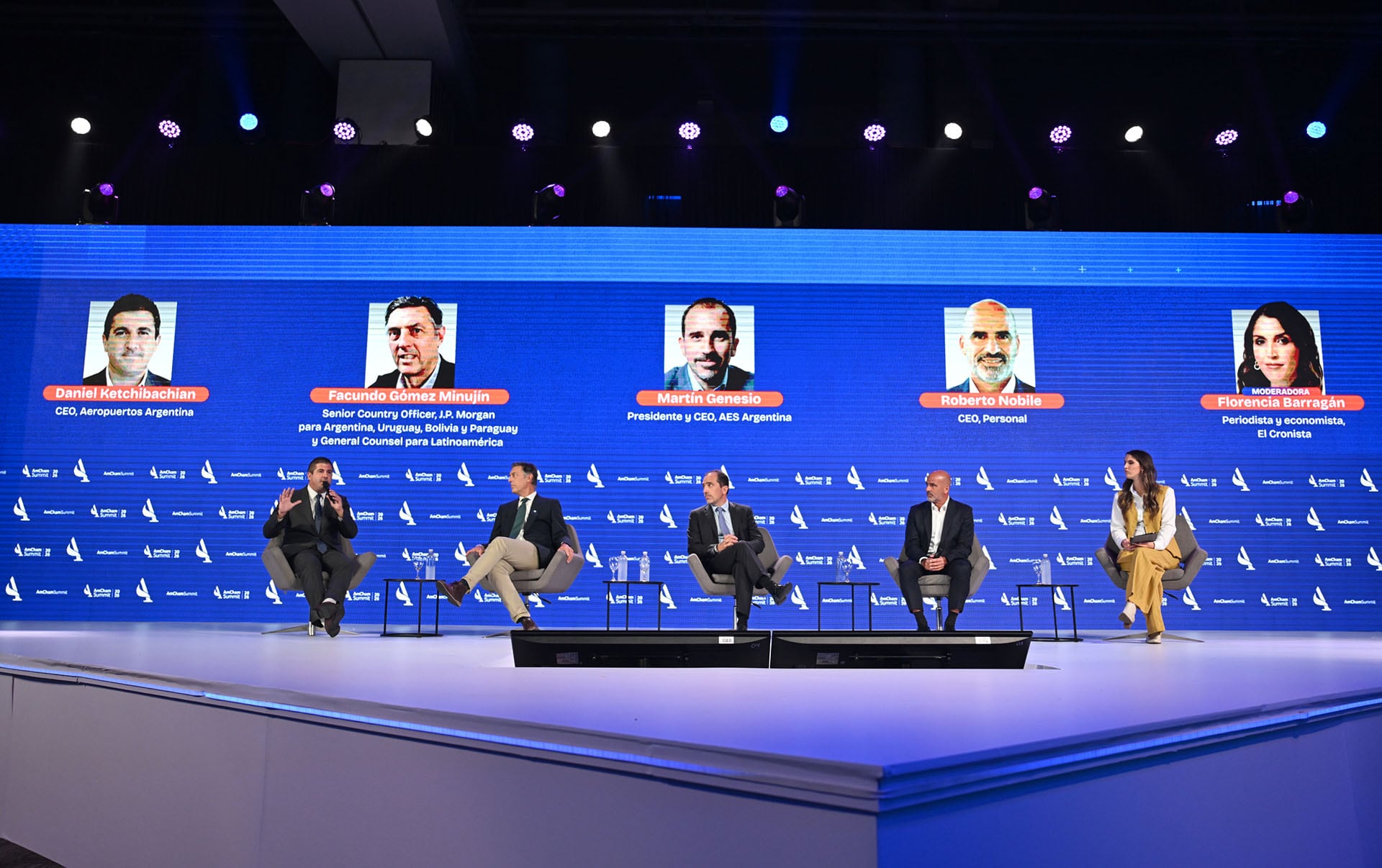 Cinco líderes empresariales, incluyendo a Daniel Ketchbachian, Facundo Gómez Minujín, Martín Genesio, Roberto Nobile y la moderadora Florencia Barragán, debaten en el AmCham Summit. ( Maximiliano Luna)