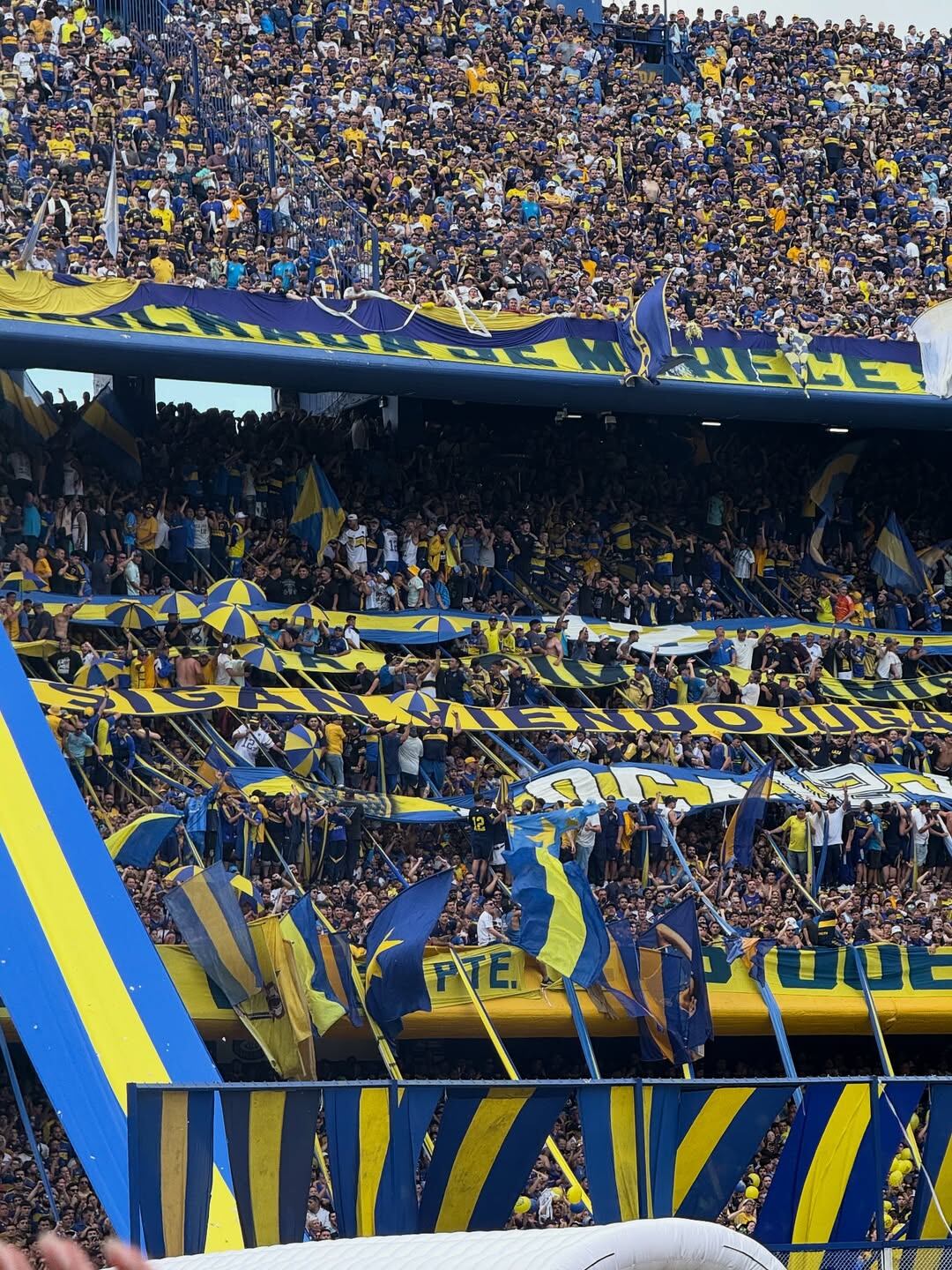 Las tribunas de La Bombonera se tiñeron de azul y amarillo en una verdadera fiesta