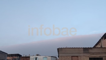 Un bloque de copiosas nubes hicieron notar el contraste con el cielo despejado en Lima. Infobae / María Elena Mamani