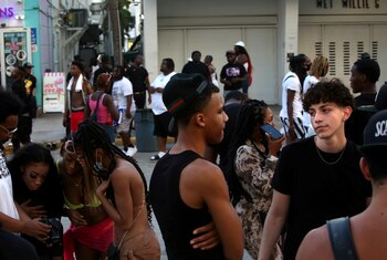 Personas se reúnen en South Beach sin utilizar máscaras en plena pandemia -REUTERS/Yana Paskova