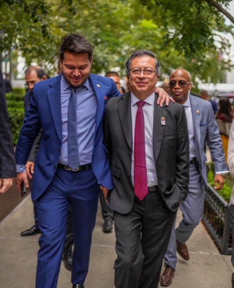 El ladrón, un joven de 23 años de nacionalidad marroquí y con antecedentes, robó una cadena de oro valorada en 25.800.000 pesos colombianos - crédito @nalcocer_petro/X