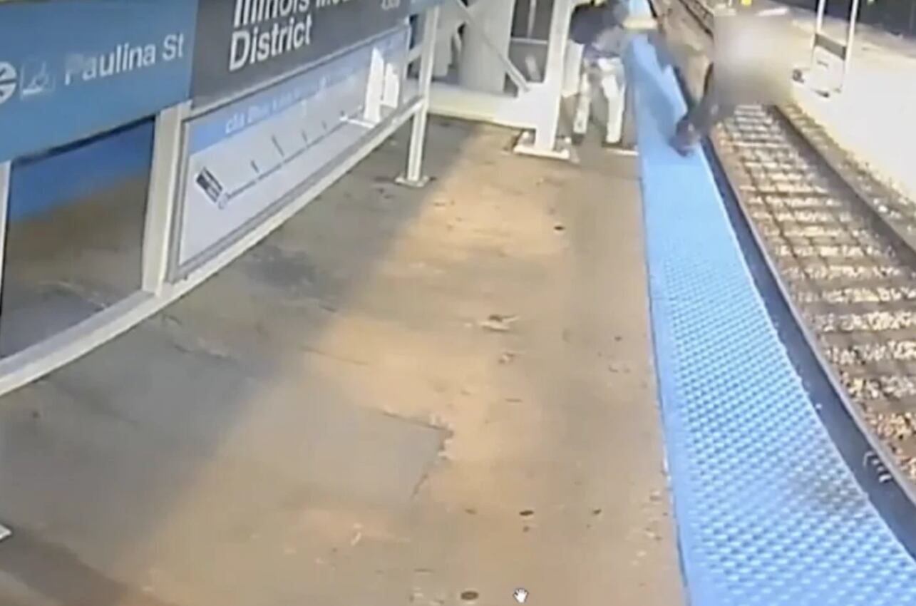 Un repaso a los riesgos que enfrentan los usuarios del metro de Chicago ante la aparición recurrente de empujones hacia las vías (Chicago Police Department)