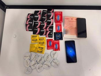 En el equipaje, la Policía Nacional, con el consentimiento del viajero, encontró gran cantidad de preservativos de diversas marcas, potenciadores, memorias USB y discos duros externos - crédito Migración Colombia