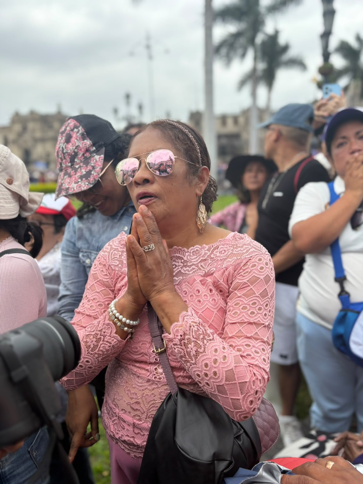 La fe hacia el Señor de los Milagros en la Plaza Mayor. (Infobae/Clara Giraldo)