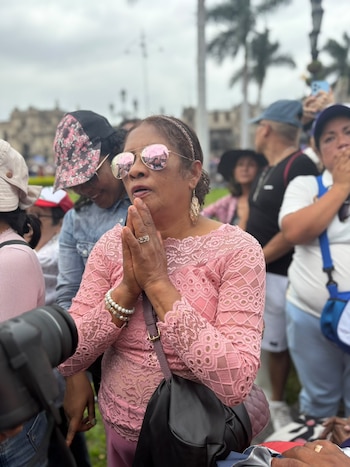 La fe hacia el Señor de los Milagros en la Plaza Mayor