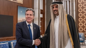 El secretario de Estado de Estados Unidos, Antony Blinken, junto al emir de Qatar, Tamim bin Hamad Al Thani, una pieza clave en la negociación de Israel con Hamas