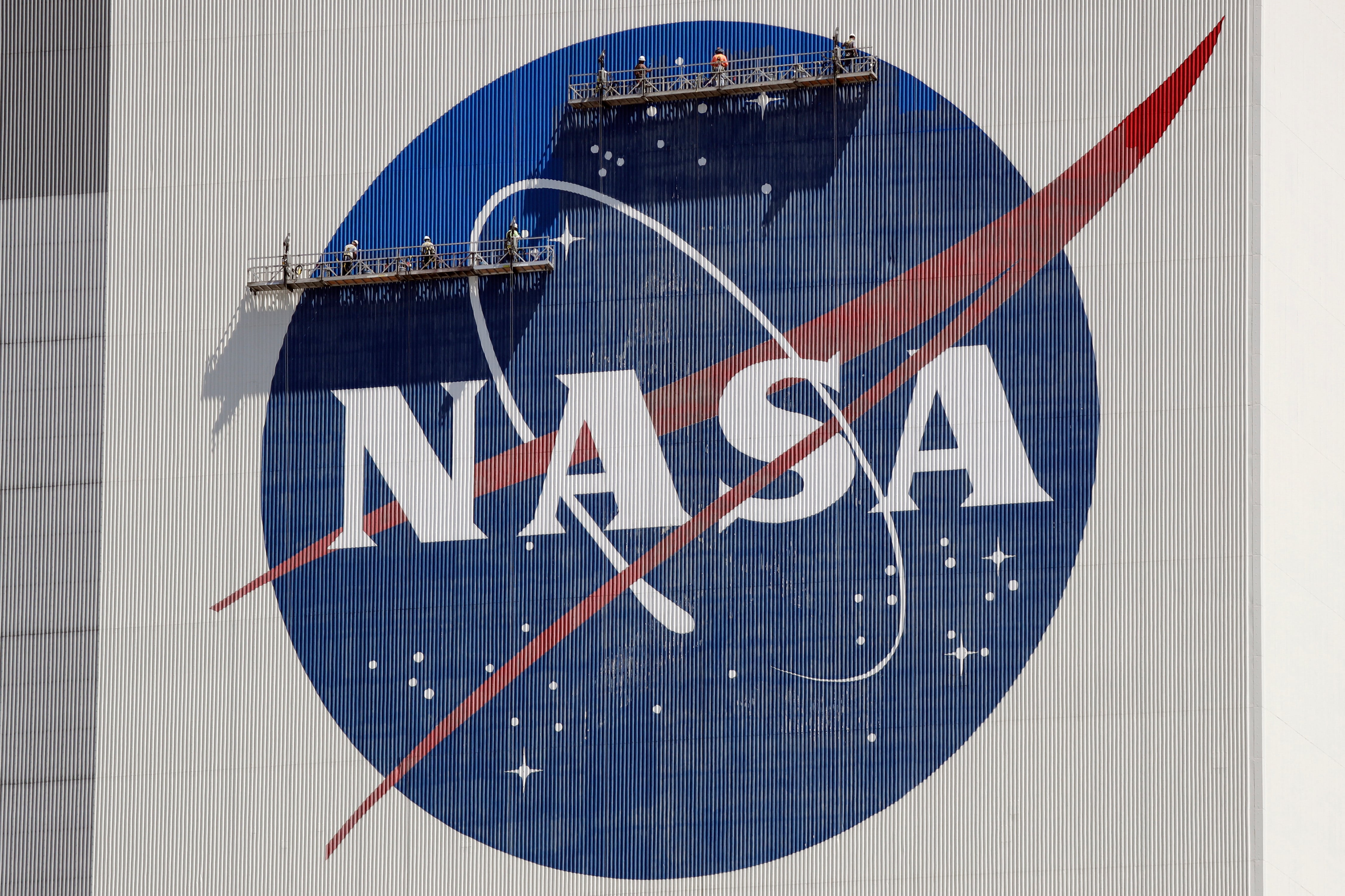La NASA estudia mundos que podrían ofrecer condiciones aptas para la vida, aunque hallar organismos requiere pruebas repetidas y verificables (AP/John Raoux)