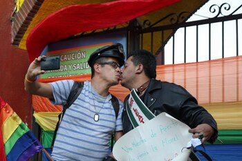 Pareja en medio de una