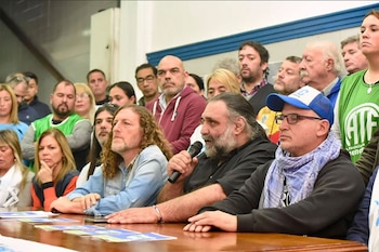 Kicillof cerró la paritaria con los estatales, pero los docentes todavía debaten una oferta