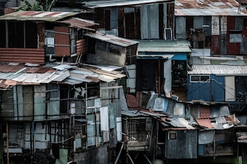 El país contabilizó 613.160 viviendas en estado regular y 135.204 en mal estado, según la radiografía habitacional. EFE/Jeffrey Arguedas