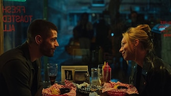 Final explicado de ‘Enfrentados: Marfil’, la película protagonizada por Ester Expósito que adapta un ‘best seller’ de Mercedes Ron: ¿quién es realmente Sebastian?