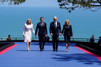 El presidente estadounidense Joe Biden, la primera dama Jill Biden, el presidente francés Emmanuel Macron y su esposa Brigitte Macron asisten a la ceremonia para conmemorar el 80 aniversario del Día D (REUTERS/Elizabeth Frantz)