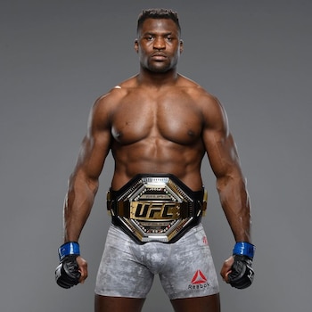 Francis Ngannou luce el cinturón de campeón de la UFC (Foto Instagram)