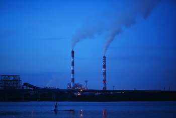Varias chimeneas en La India, en una fotografía de archivo. EFE/EPA/IDREES MOHAMMED