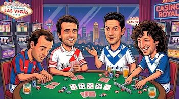 Ilustración de caricaturas de cuatro futbolistas jugando al póker en una mesa verde con fichas y cartas. Fondo de casino con tragamonedas y horizonte nocturno de Las Vegas.