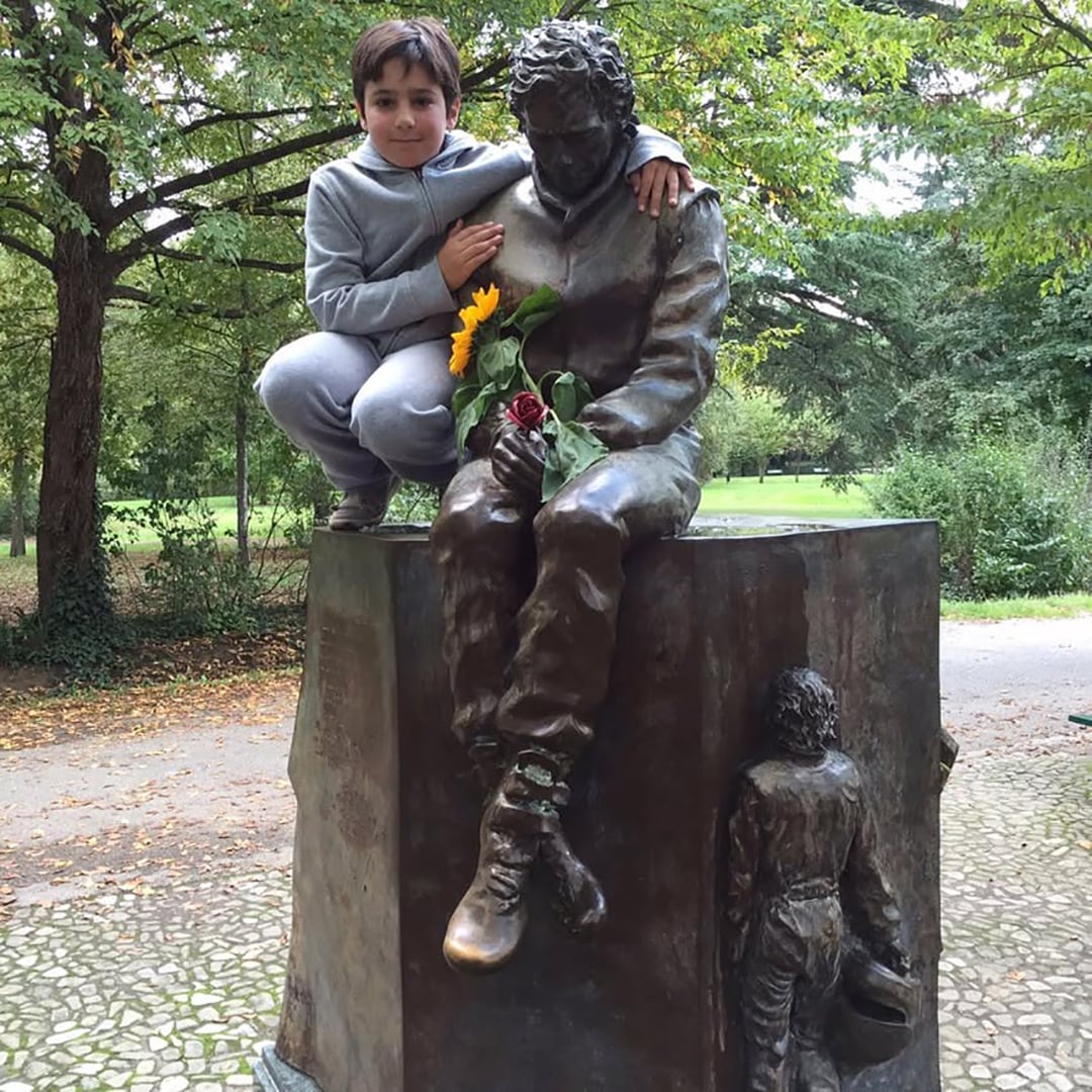 De chico viajó a Imola e inmortalizó un momento junto a la escultura de Ayrton Senna (Crédito: IG @rafaccamara88)