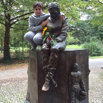 De chico viajó a Imola e inmortalizó un momento junto a la escultura de Ayrton Senna (Crédito: IG @rafaccamara88)