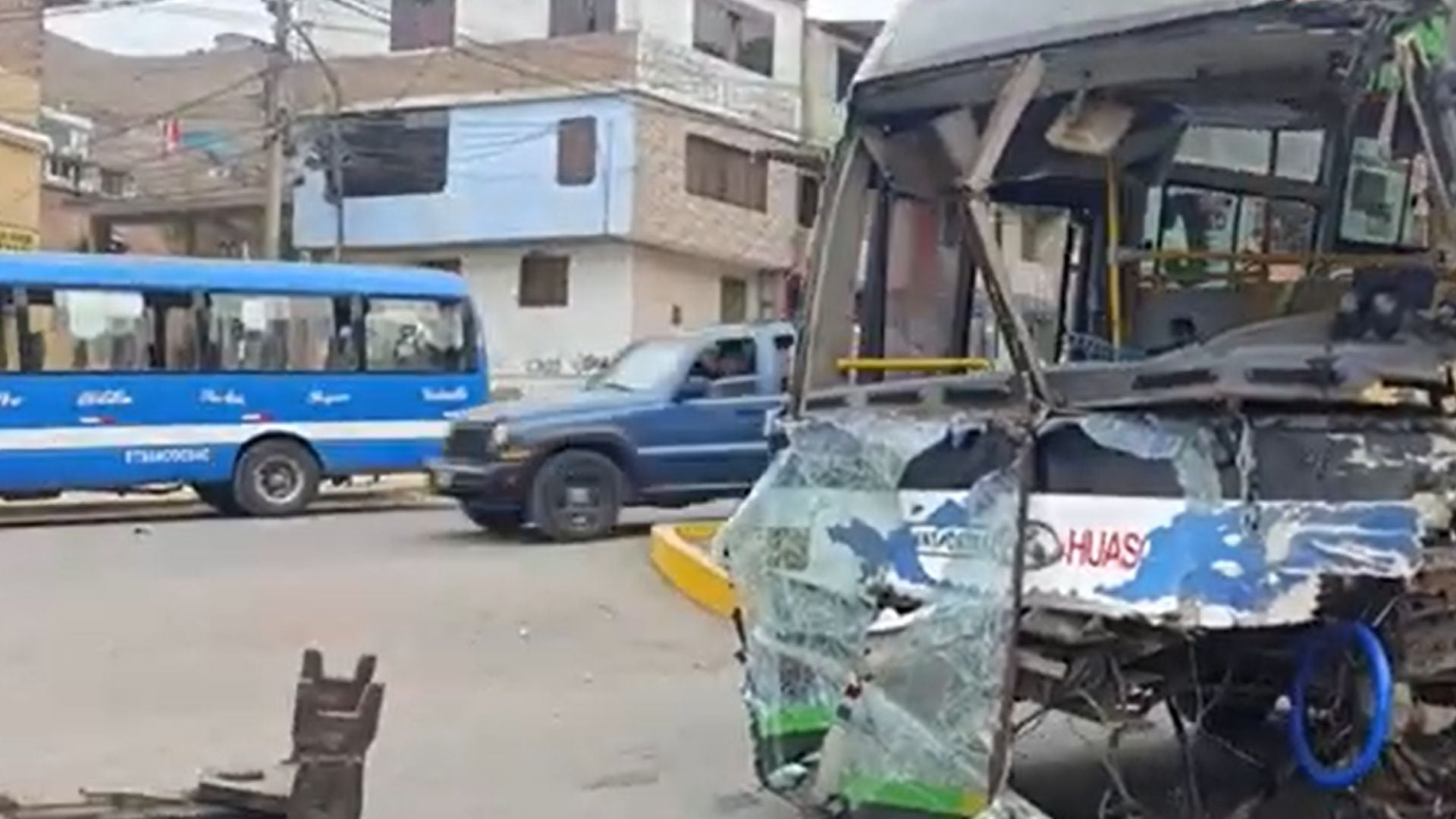Accidente en Pasamayito: bus pierde el control y choca contra muros de seguridad