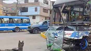 Accidente en Pasamayito: bus pierde el control y choca contra muros de seguridad