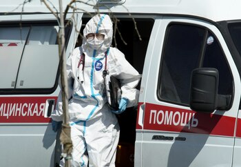 Un médico sale de una